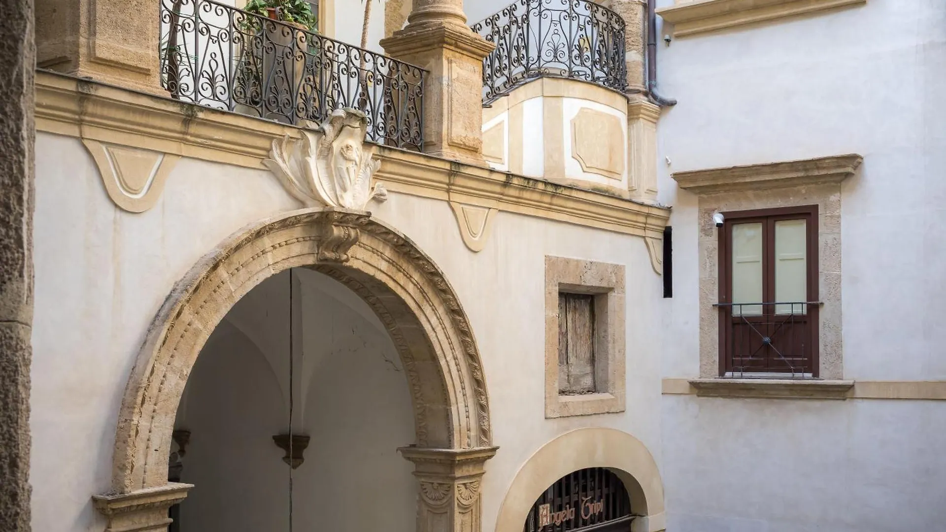 Palazzo Santa Ninfa - Luxury Mansion Apartment Palermo